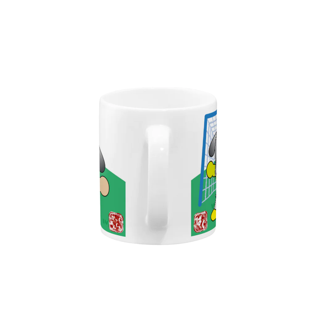 おっきいおっさんのサッカーをするパグ Mug :handle