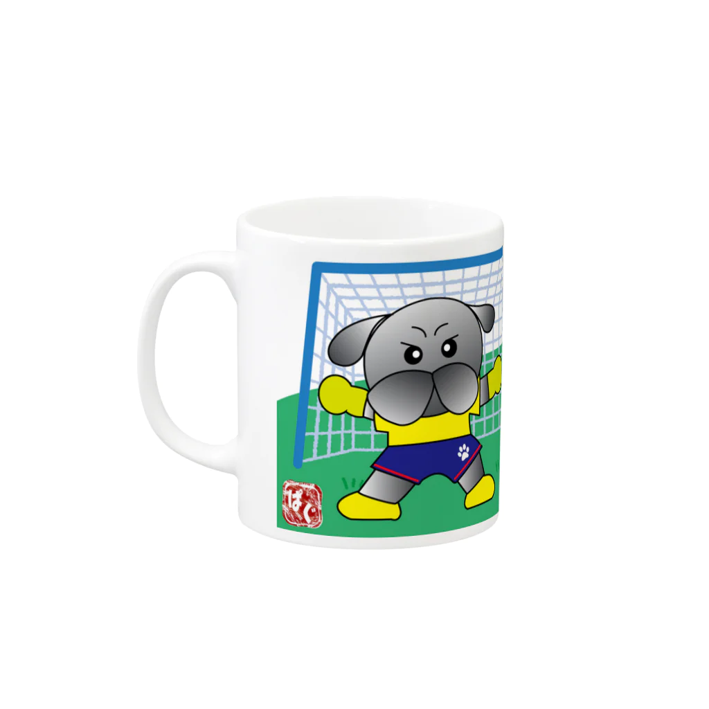 おっきいおっさんのサッカーをするパグ Mug :left side of the handle