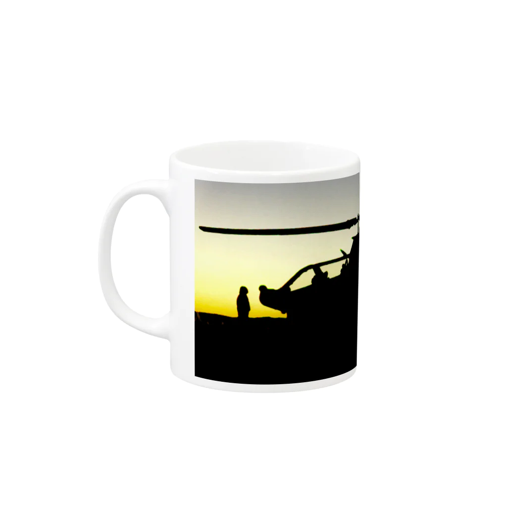 その物語を忘れない。のCOBRA HELICOPTER AT SUNRISE Mug :left side of the handle