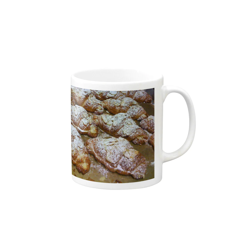 雪スナフのLove Almond Croissant Mug :right side of the handle