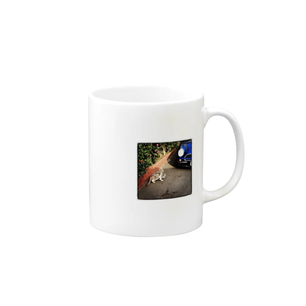 htkymtksの猫と椿と青い車 Mug :right side of the handle