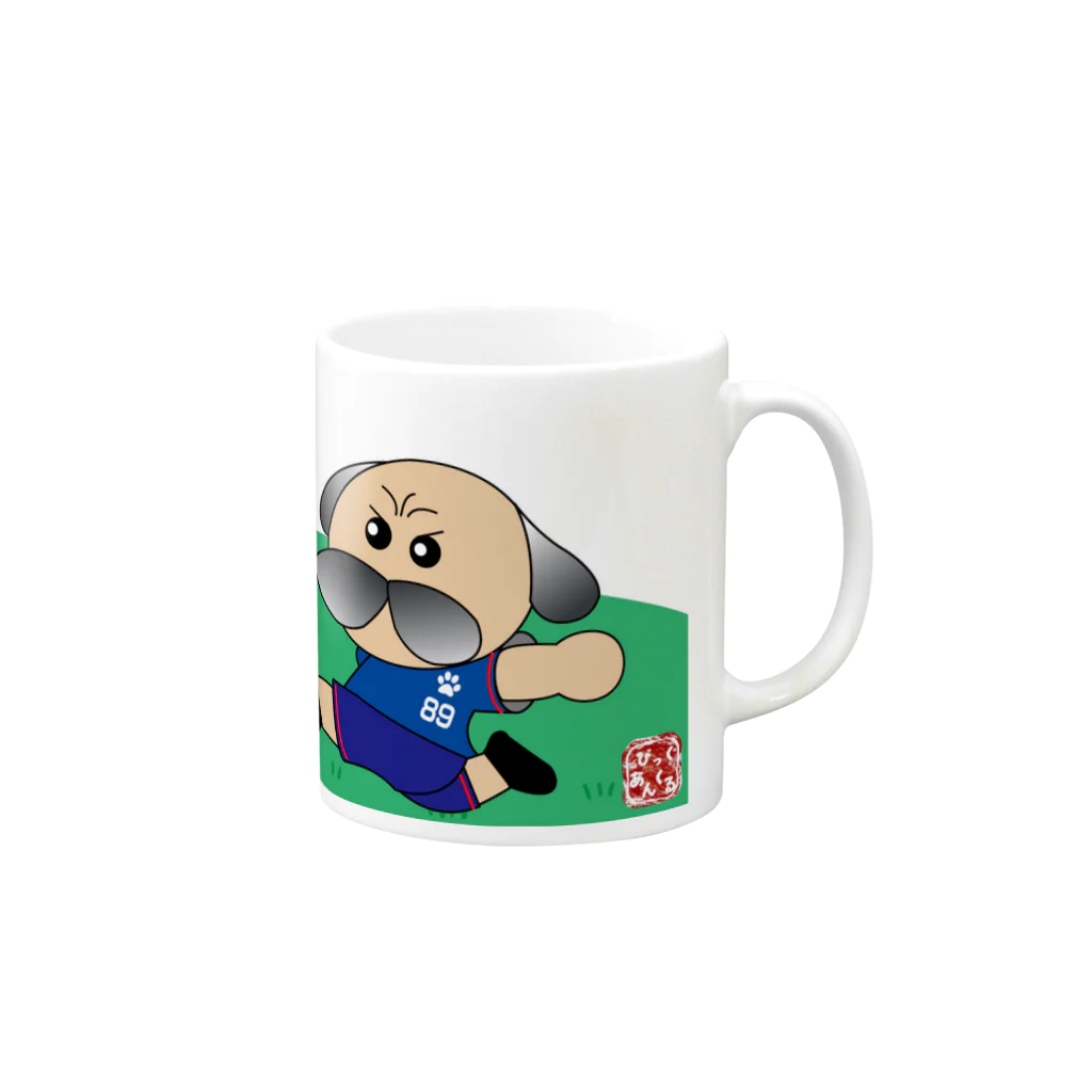 おっきいおっさんのサッカーをするパグ Mug :right side of the handle