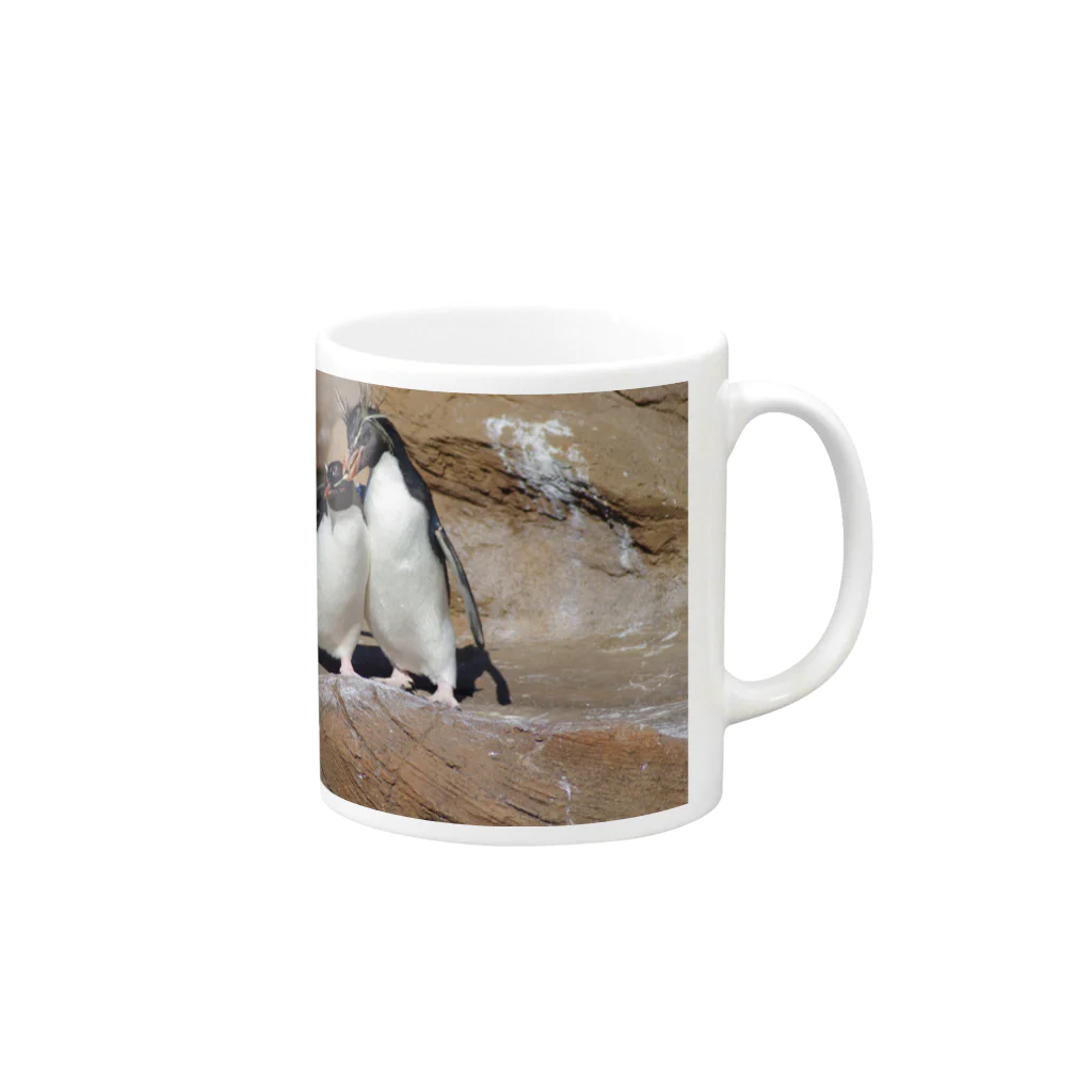 DAILAの肩を組むペンギン Mug :right side of the handle