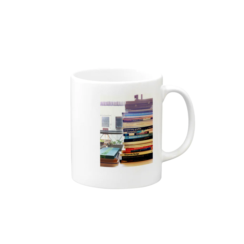 BOOKSHOP LOVERのbook tower Mug :right side of the handle