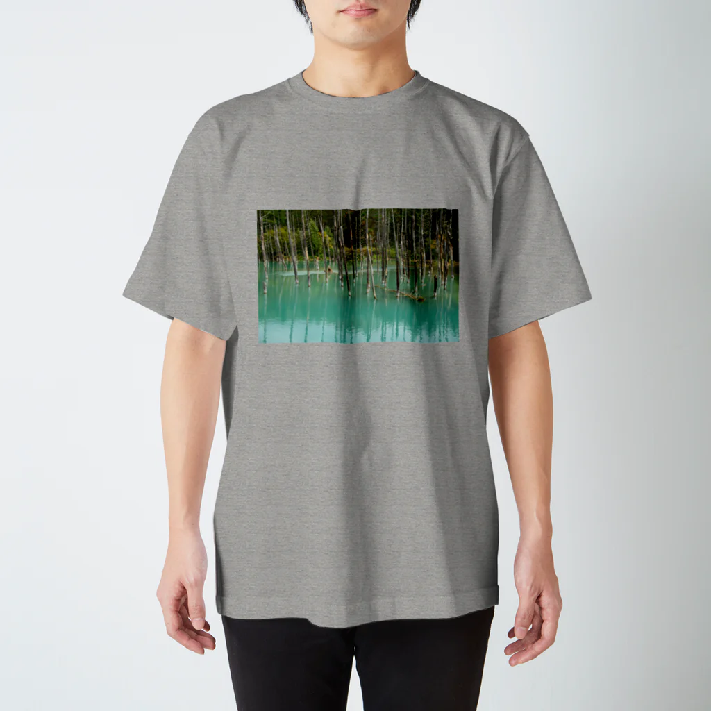 kazutakasの青い池 Regular Fit T-Shirt