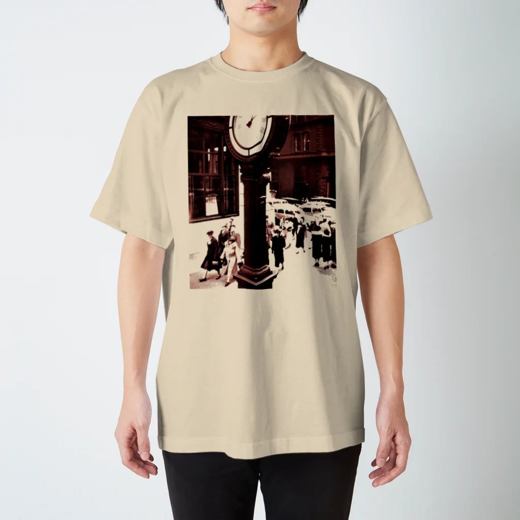 その物語を忘れない。のBerenice Abbott: Fifth Avenue and 44th Street, New York, 1938 スタンダードTシャツ