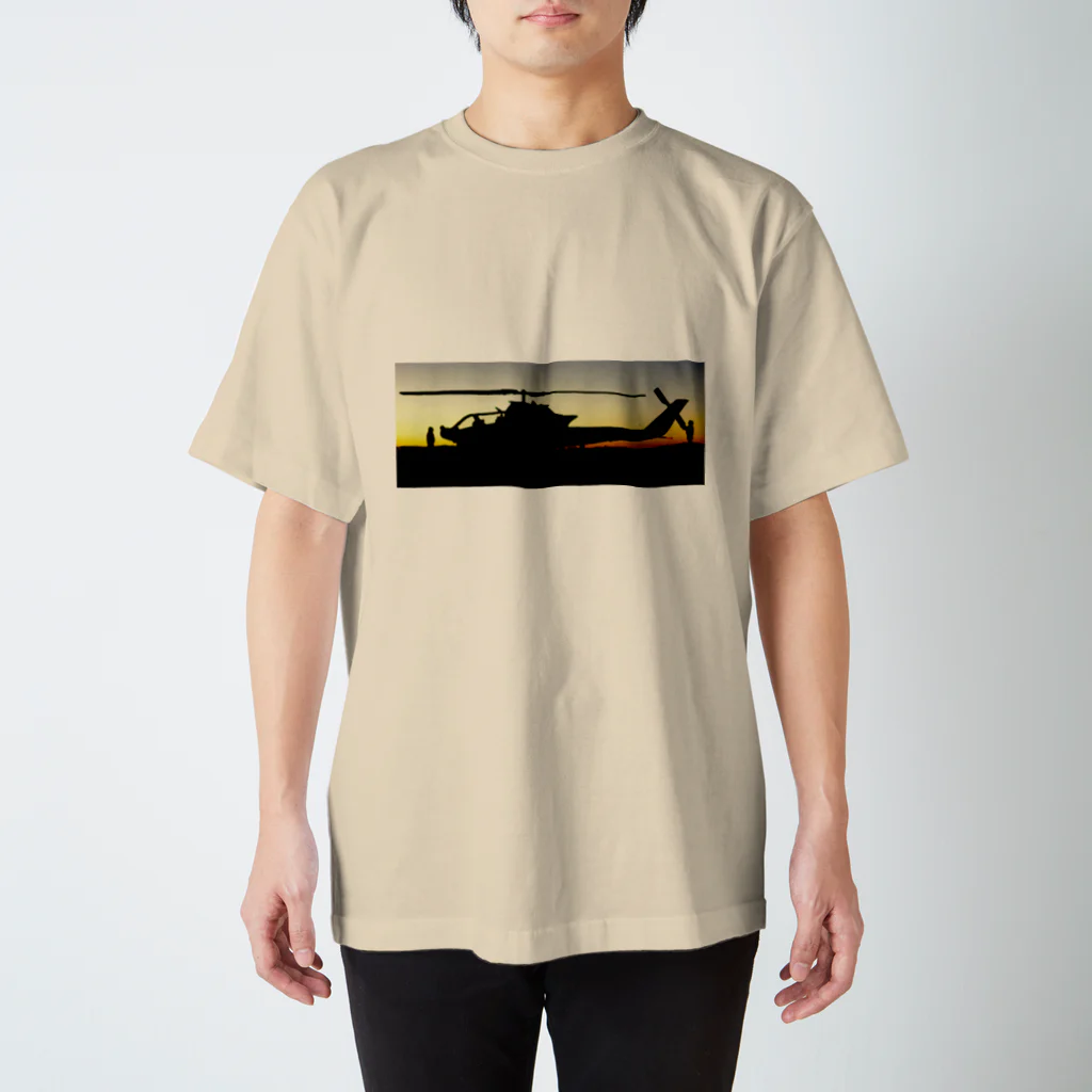 その物語を忘れない。のCOBRA HELICOPTER AT SUNRISE スタンダードTシャツ