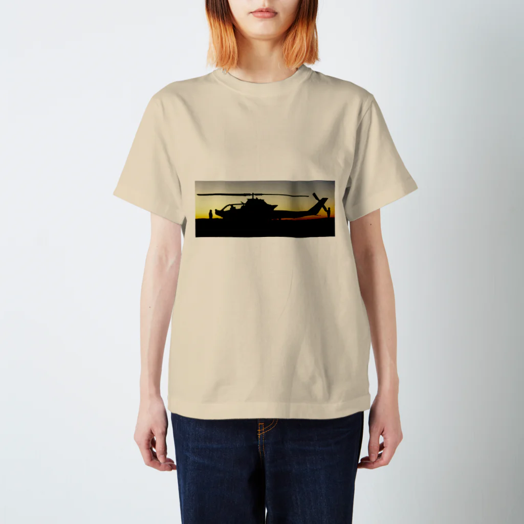 その物語を忘れない。のCOBRA HELICOPTER AT SUNRISE スタンダードTシャツ