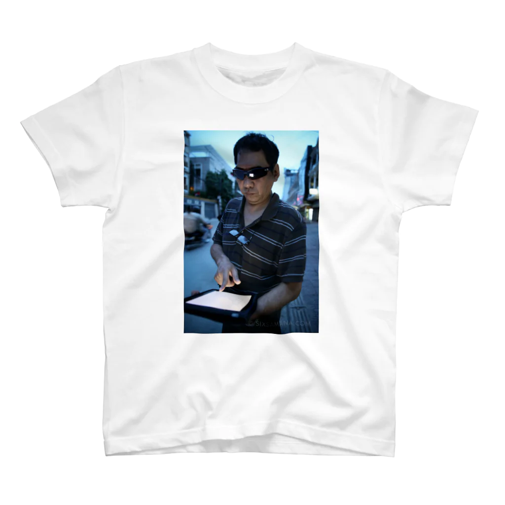 シックスサマナのDJ KITABAYASHI with iPad Regular Fit T-Shirt