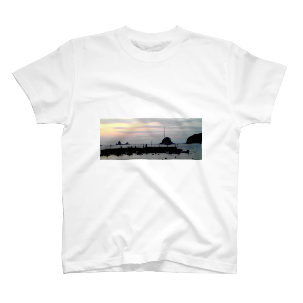 アシベズヘアの田子島と釣り人 スタンダードTシャツ