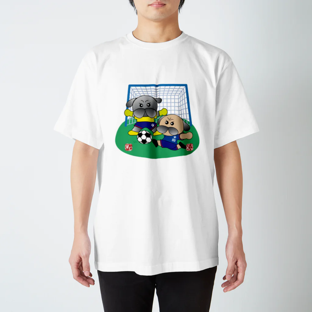 おっきいおっさんのサッカーをするパグ スタンダードTシャツ