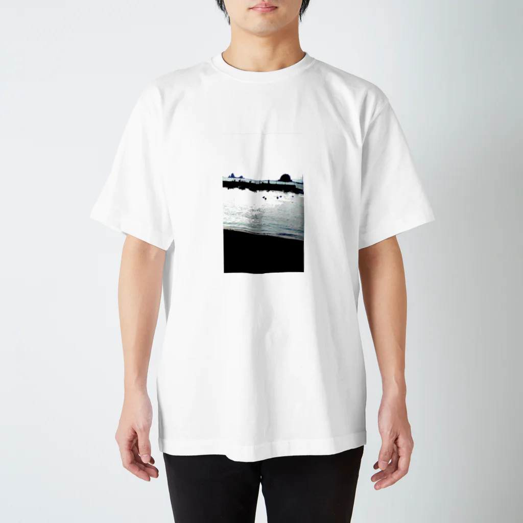 アシベズヘアの田子島と釣り人 Regular Fit T-Shirt