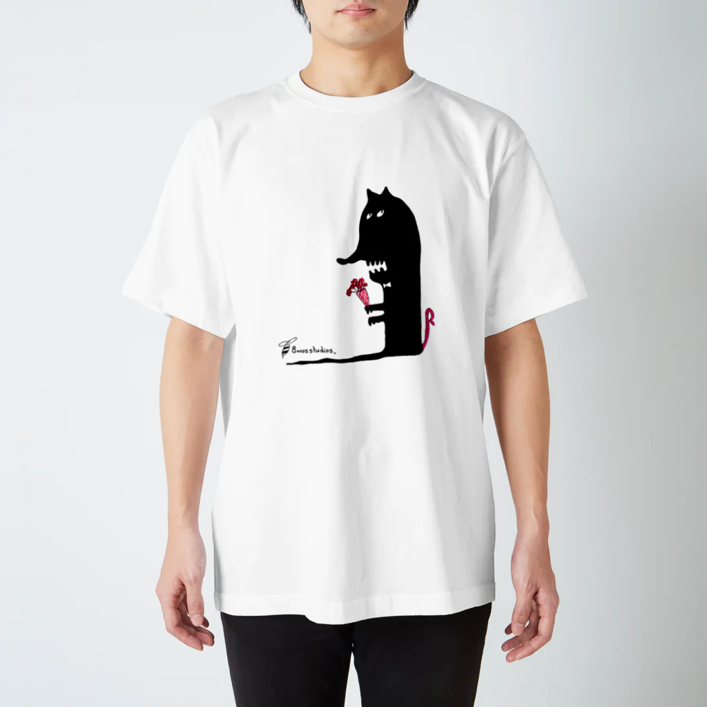 8Nos studios.のLucy the shy cat スタンダードTシャツ