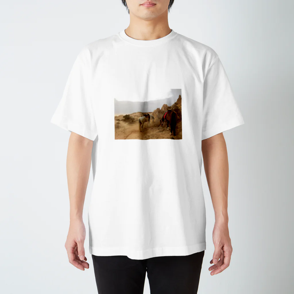 Love Treeの旅先の馬 Regular Fit T-Shirt