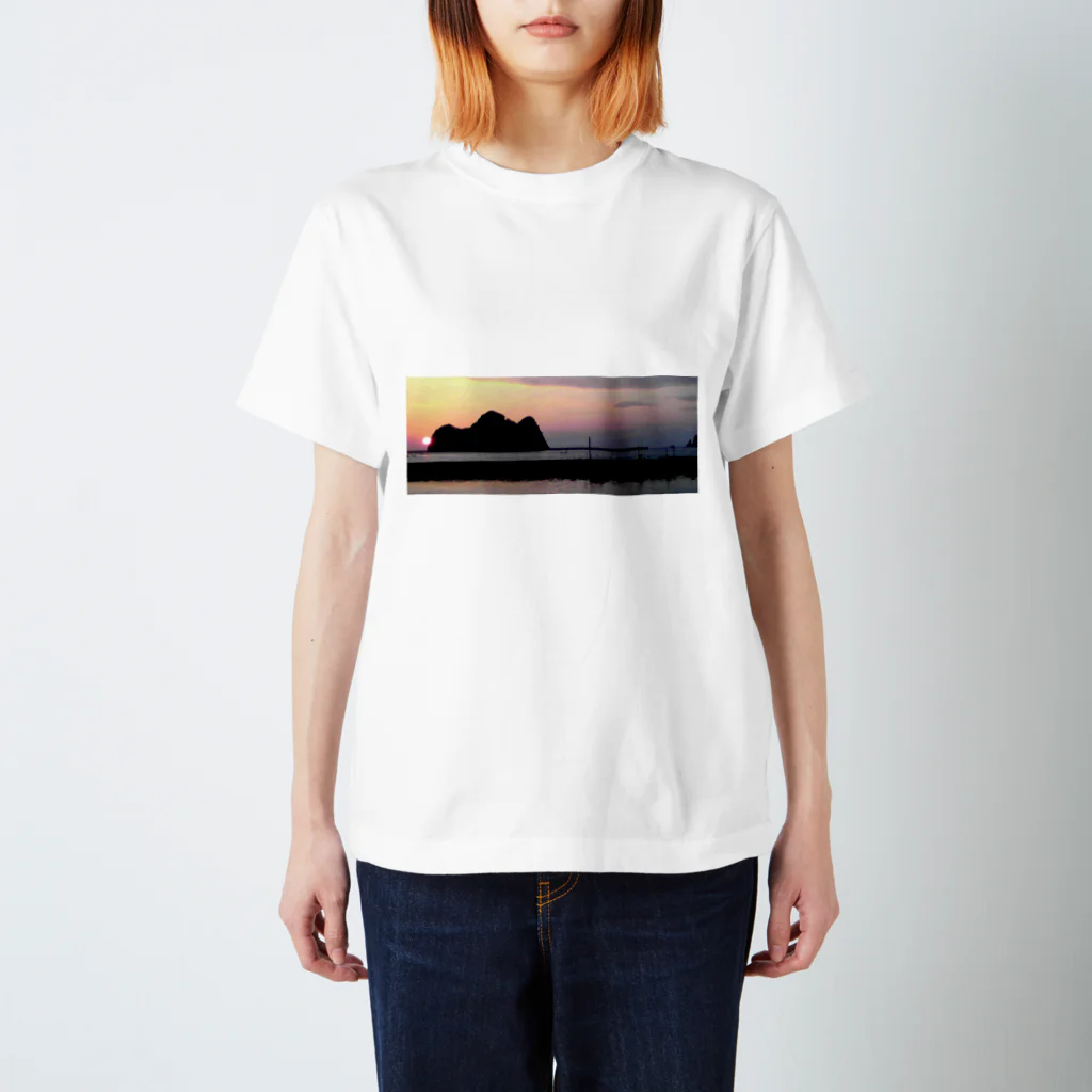 アシベズヘアの尊の島、沈む陽 スタンダードTシャツ