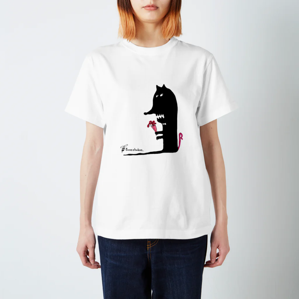 8Nos studios.のLucy the shy cat Regular Fit T-Shirt