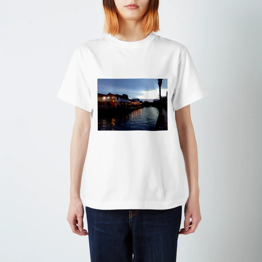 magasiaのマラッカ川の夕暮れ スタンダードTシャツ