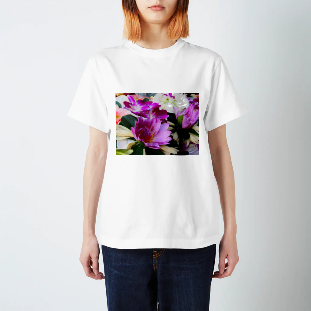 Love Treeの祈りへ捧げる花 Regular Fit T-Shirt