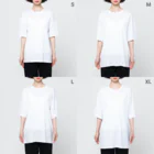 花と女性のイラストレーションの17curater[キュレーター] フルグラフィックTシャツのサイズ別着用イメージ(女性)