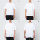 NIKORASU GOのLOVELOVECATデザイン「しらないもんね」 フルグラフィックTシャツのサイズ別着用イメージ(男性)