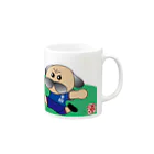 おっきいおっさんのサッカーをするパグ Mug :right side of the handle