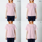 差替洋装店の次女さんのピンクのウサギ Regular Fit T-Shirt :model wear (woman)