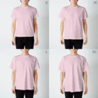 いそがしくてもメシの鼻の大きなキリン Regular Fit T-Shirt :model wear (male)