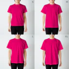 nicovoのこんにちは、ベティです Regular Fit T-Shirt :model wear (male)