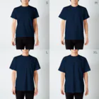 こぐまノートのグッズやさん(ミナックル)のガチャガチャを目にあてるクマたち Regular Fit T-Shirt :model wear (male)