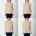 デザインをしましたのオオクワガタ（赤文字） Regular Fit T-Shirt :model wear (woman)