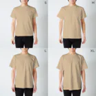 アウトドア好きのランタン スタンダードTシャツのサイズ別着用イメージ(男性)
