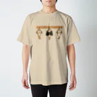 まよはうすのかわうそハンガー Regular Fit T-Shirt