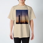 小野寺宏友の朝焼けの煙突とキリンたち Regular Fit T-Shirt