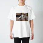 DAILAの肩を組むペンギン Regular Fit T-Shirt