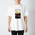 アシベズヘアの尊の島、沈む陽 Regular Fit T-Shirt