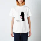 8Nos studios.のLucy the shy cat スタンダードTシャツ