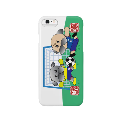 サッカーをするパグ Smartphone Case