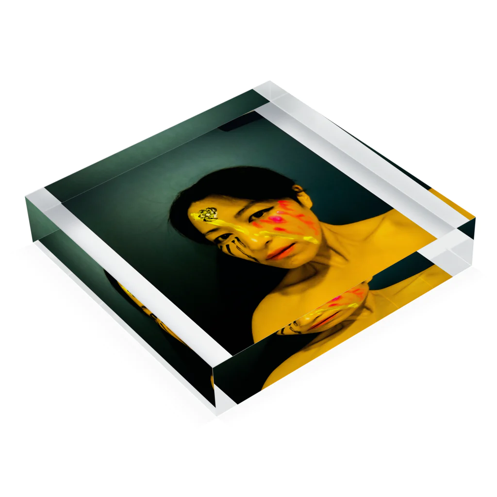 Naomi Okiの「Rain On Me」Naomi Okiバージョン Acrylic Block :placed flat