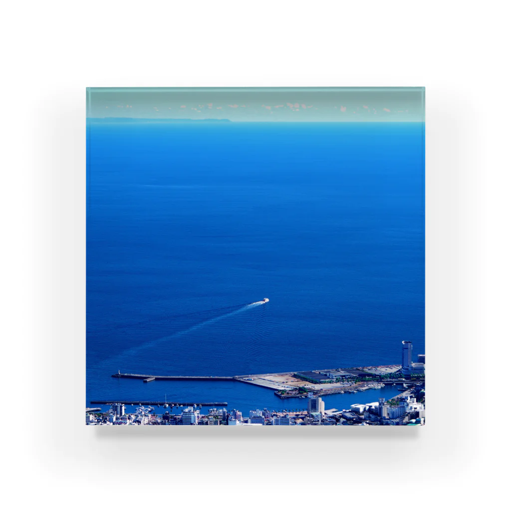 purring moreのBlue sea, blue sky, and white waves. アクリルブロック