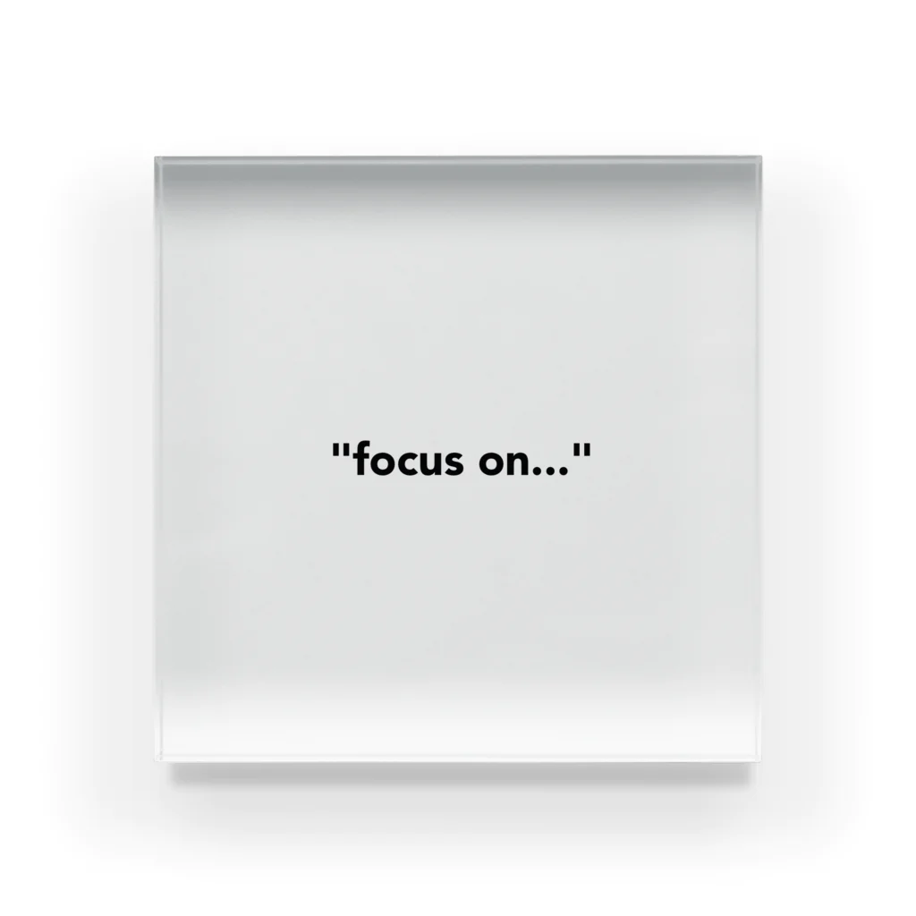 focus on...の"focus on..." アクリルブロック