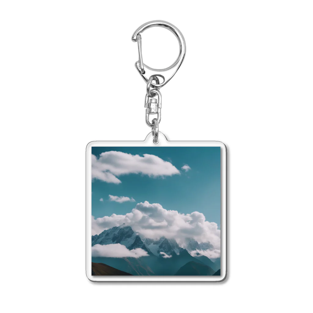 Hi-makiの雲が高い峰々に包まれ、一面に広がる山岳地帯 アクリルキーホルダー