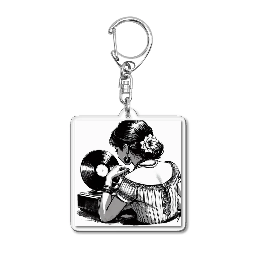 音楽ルー106の音楽を聴く女の人 Acrylic Key Chain