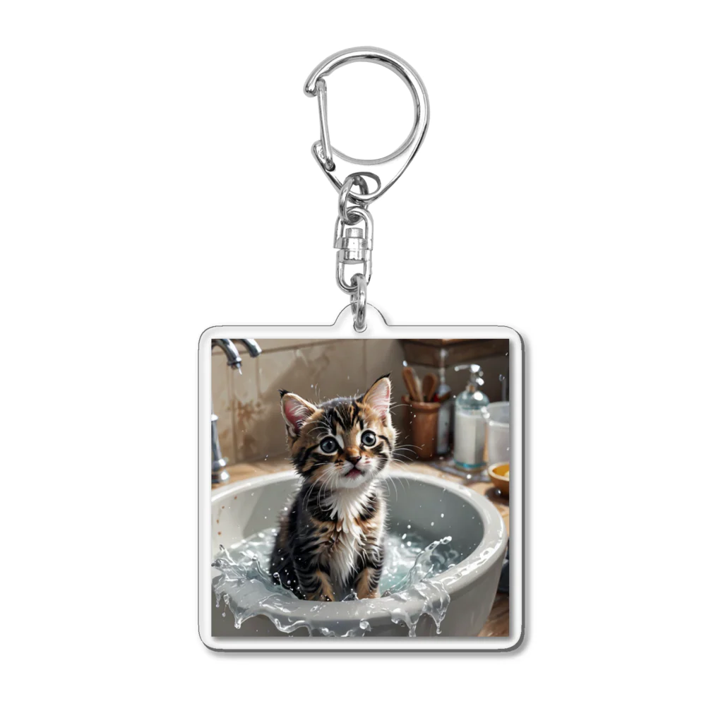 森の雑貨屋の洗面器で遊んでいる子猫 Acrylic Key Chain