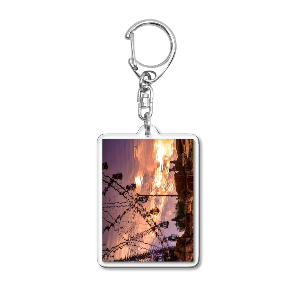 taka_1026の池に映った夕焼け空 Acrylic Key Chain