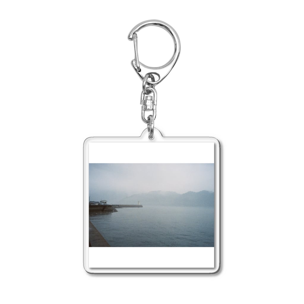 Esseの雨の日の海と白い灯台 Acrylic Key Chain