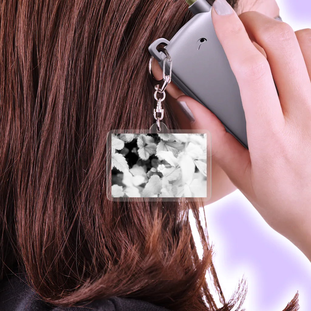 akane_art（茜音工房）のモノクロフラワー（野いちご） Acrylic Key Chain