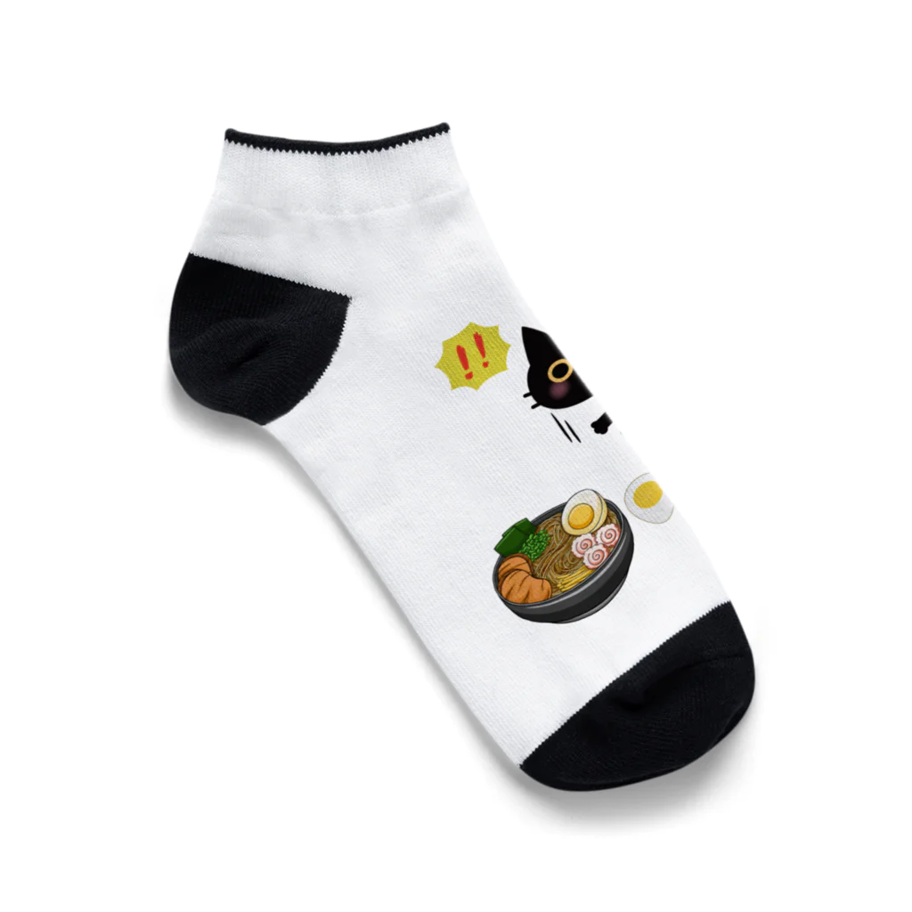 MirofuruDesignのラーメンが大好きな黒猫がラーメンを見つけて驚いている Ankle Socks