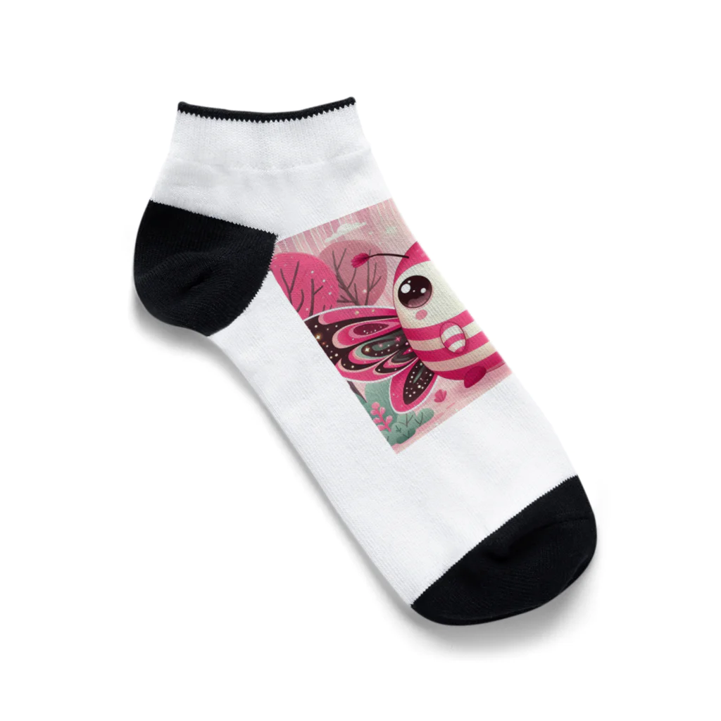 ゴマゴマ5050のピンク色の妖精が、そのかわいらしい大きな目であなたを見つめています Ankle Socks