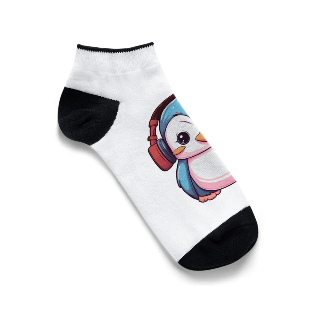 Vasetti_pressの赤いヘッドホンを付けているペンギン Ankle Socks