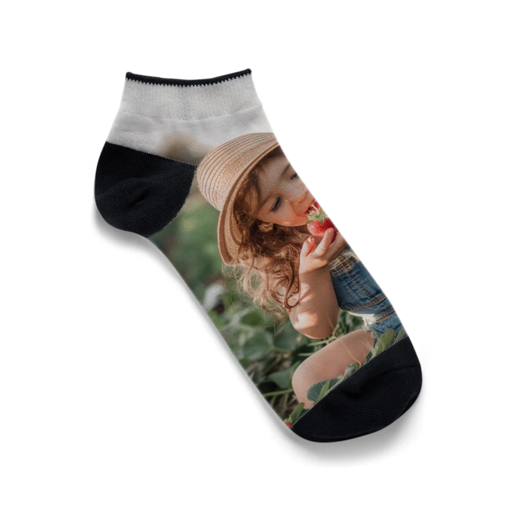 AQUAMETAVERSEの苺狩りで口にほうばんでいる女の子　ラフルール　1859 Ankle Socks